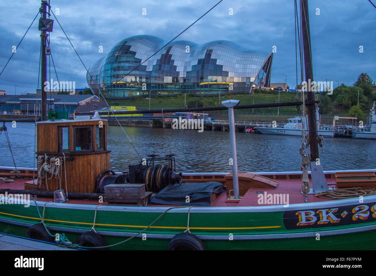Il Quayside a Newcastle Upon Tyne con la salvia Concert Hall in background, Tyne and Wear, Inghilterra. Foto Stock