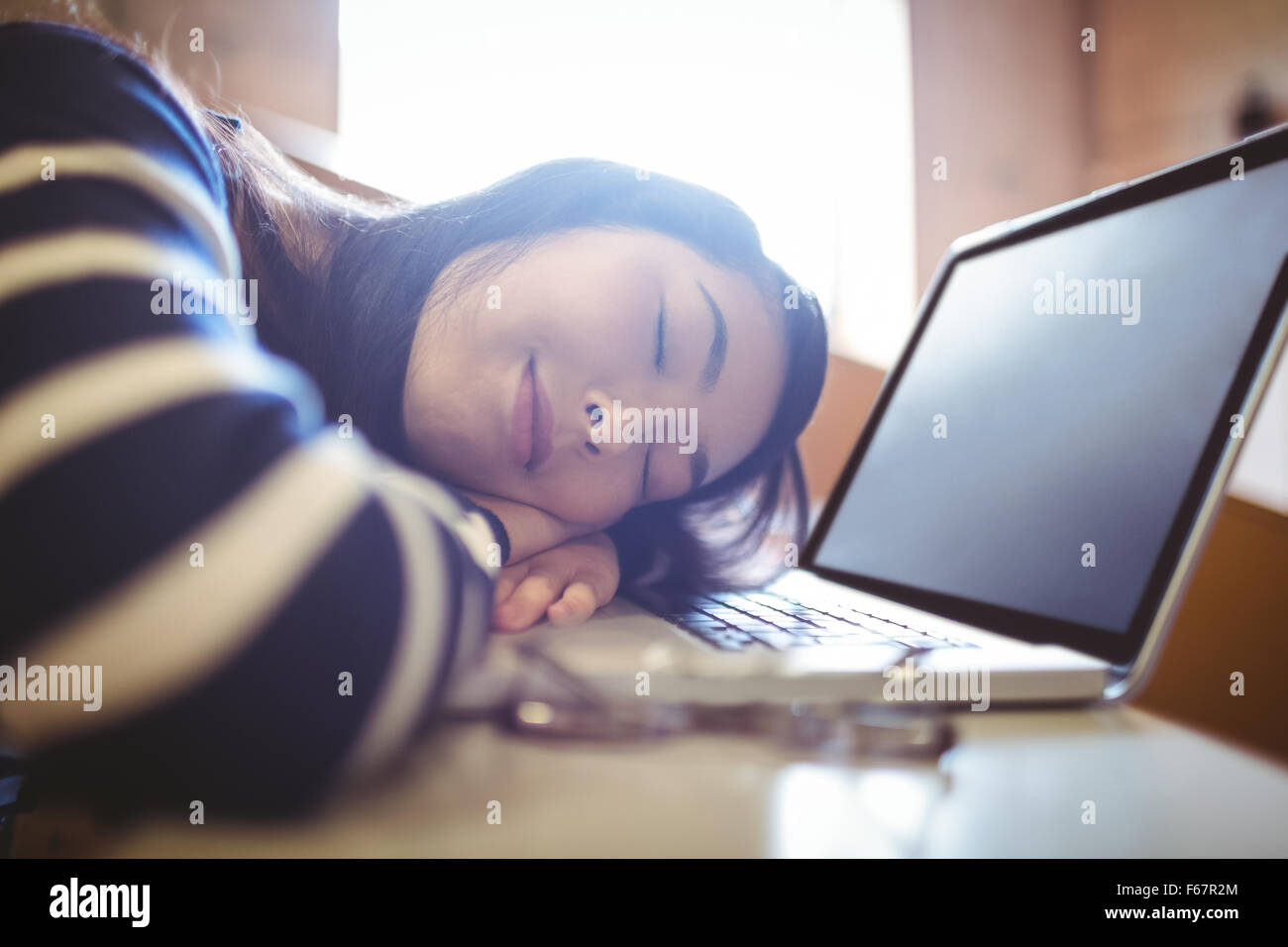 Sleeping studente in aula magna Foto Stock