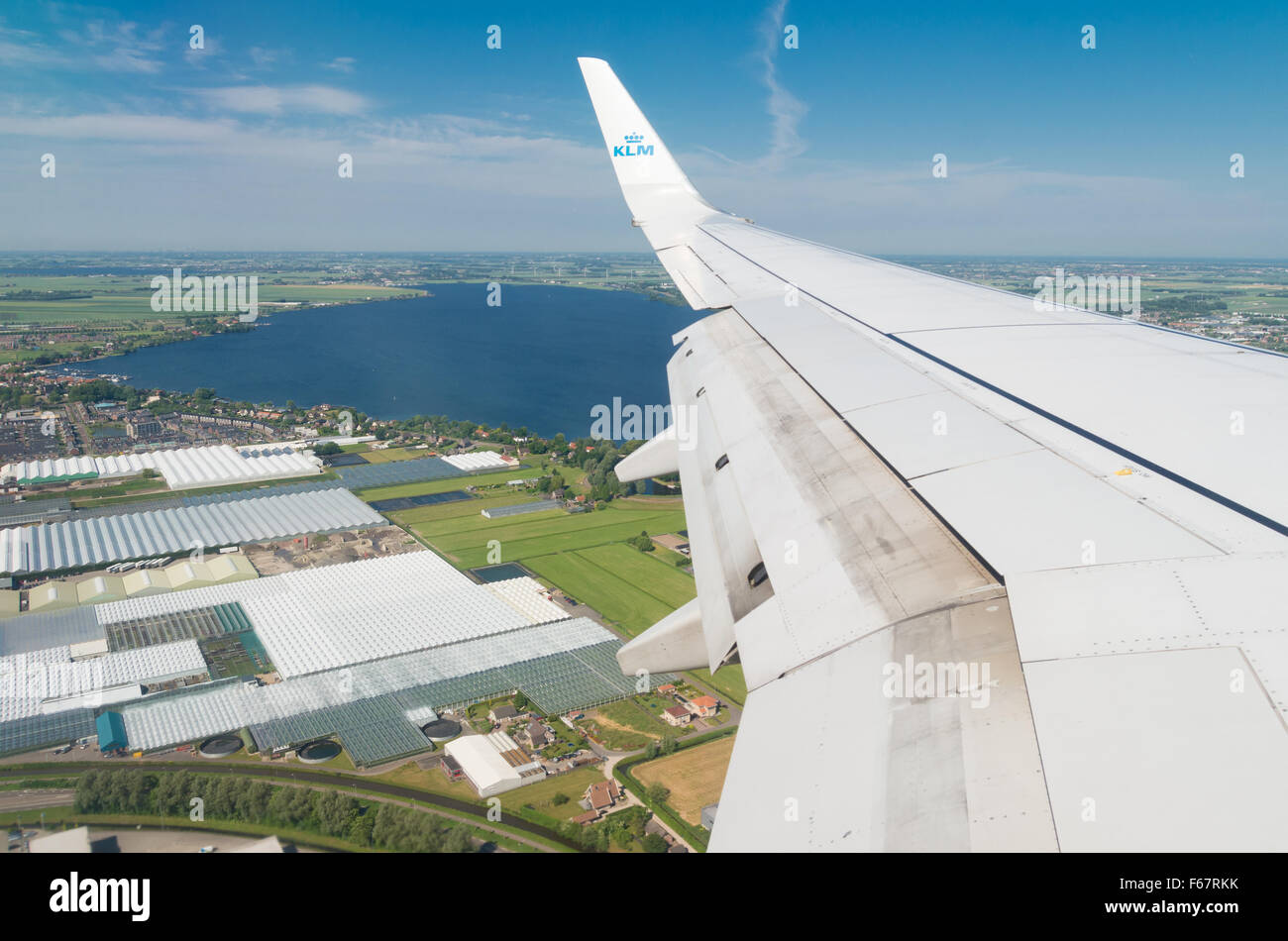 AMSTERDAM - Giugno 11, 2015: Piano di KLM avvicinando l'aeroporto Schiphol di Amsterdam. È la più vecchia compagnia aerea al mondo ancora operati Foto Stock