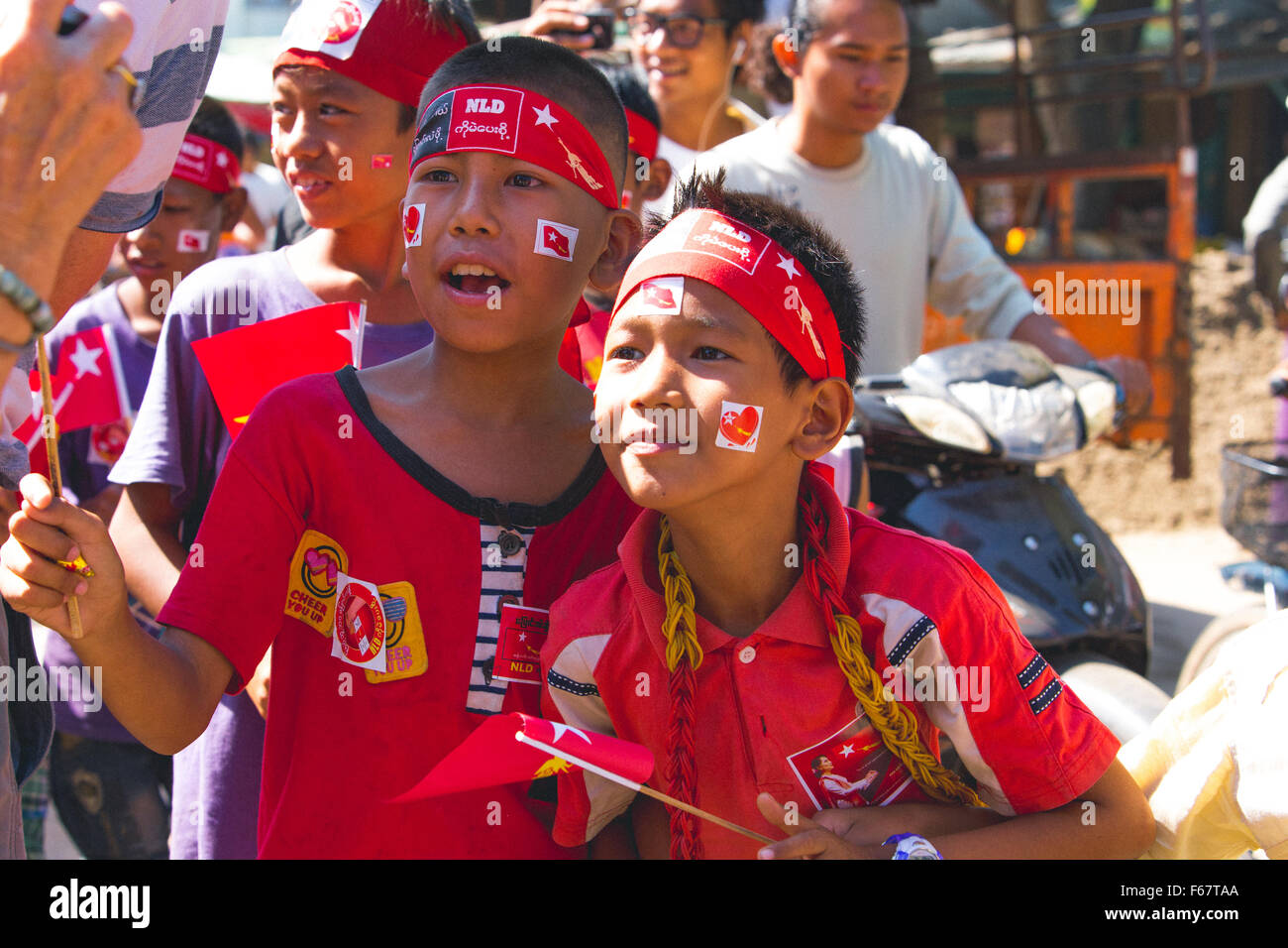 Due giovani ragazzi coperti in NLD adesivi Foto Stock