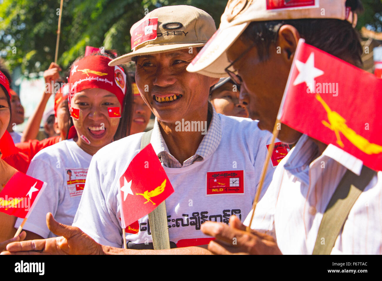 Gruppo di entusiasti sostenitori della NLD Foto Stock
