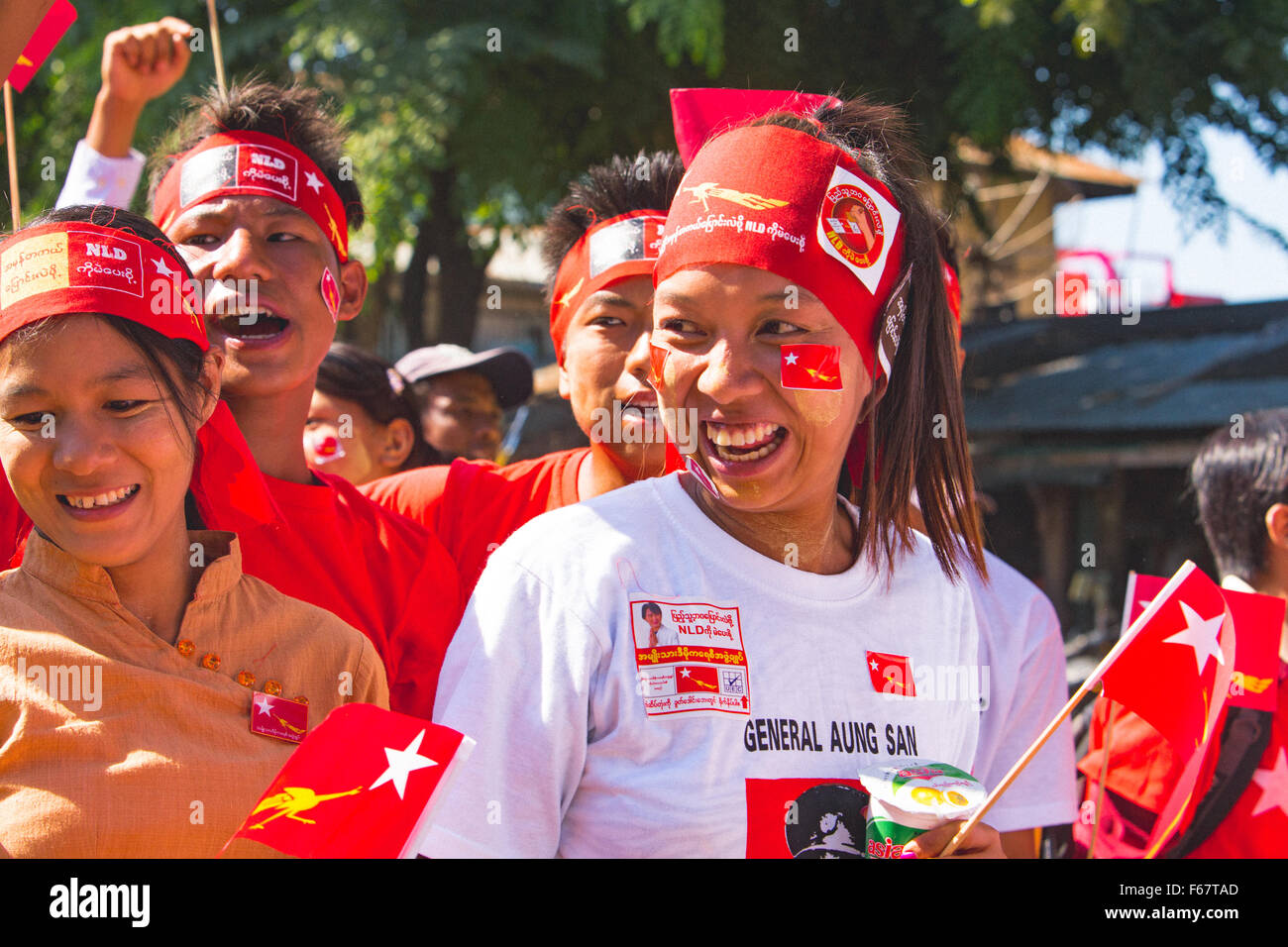 Felice entusiasti sostenitori della NLD in Ketha, Myanmar Foto Stock