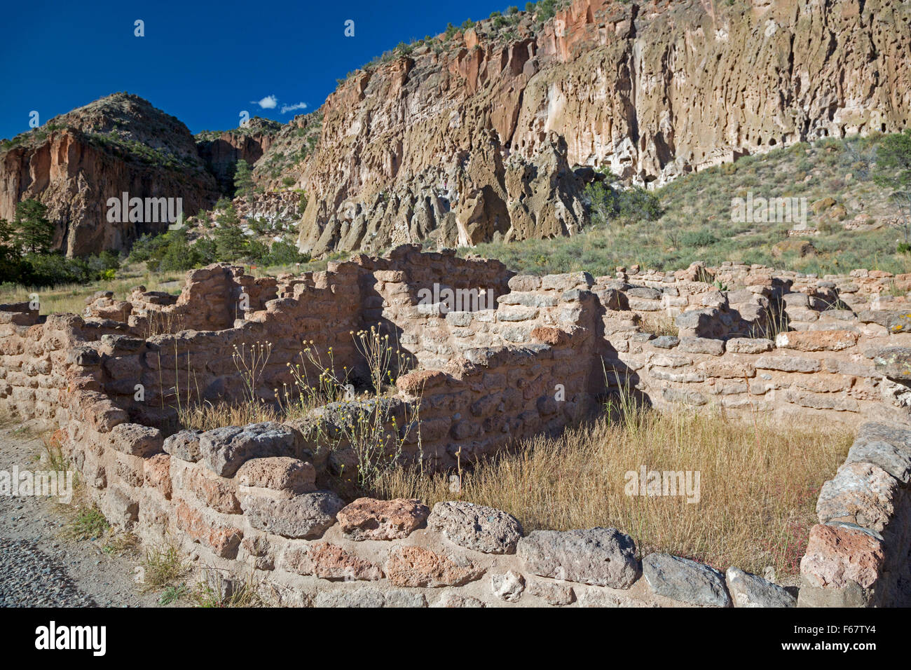 Los Alamos, New Mexico - Bandelier National Monument contiene le rovine di ancestrali Pueblo abitazioni. Foto Stock