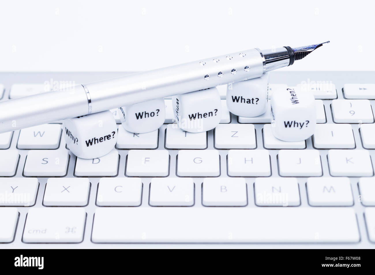 Immagini mostra diversa questione plinti con la penna sulla tastiera di un computer Foto Stock
