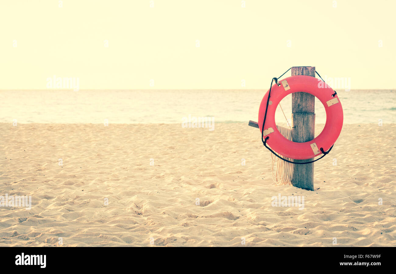 Salvagente sulla spiaggia sabbiosa da qualche parte in Messico Foto Stock
