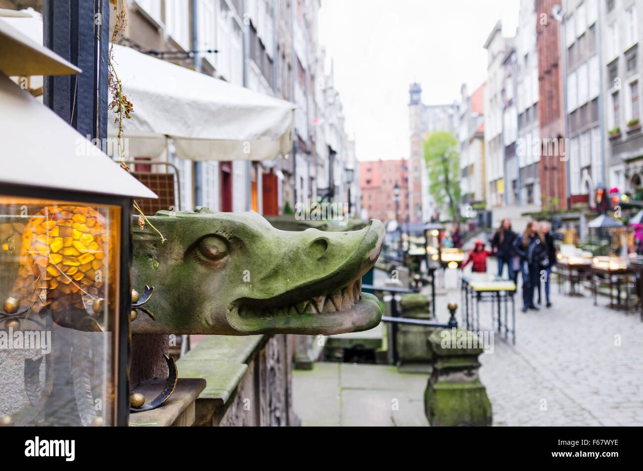 Gargoyle a Mariacka Street, la strada principale dello shopping di ambra e gioielli nella vecchia città anseatica di Danzica, Polonia. Foto Stock