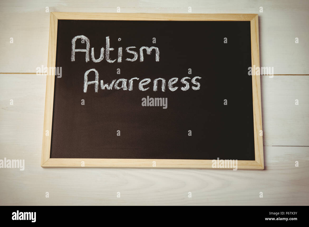 Di sensibilizzazione sull'autismo disegnato sulla lavagna Foto Stock