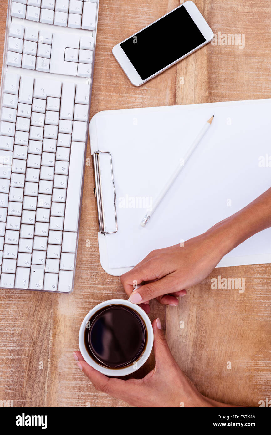 Imprenditrice azienda black coffee cup Foto Stock