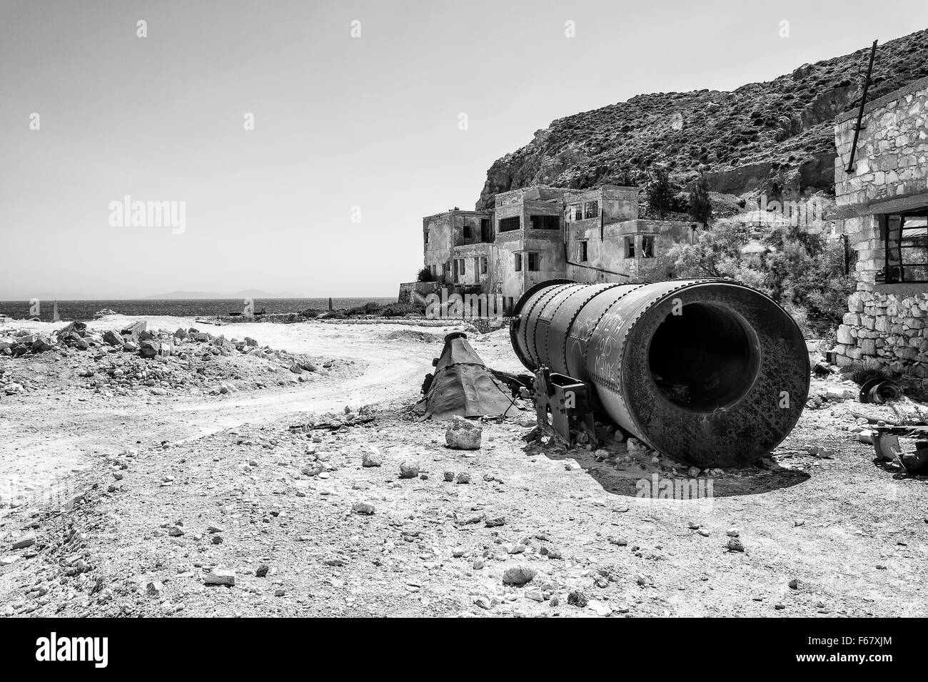 Spiaggia Vicino abbandonate miniere di zolfo in Isola di Milos, Cicladi Grecia Foto Stock