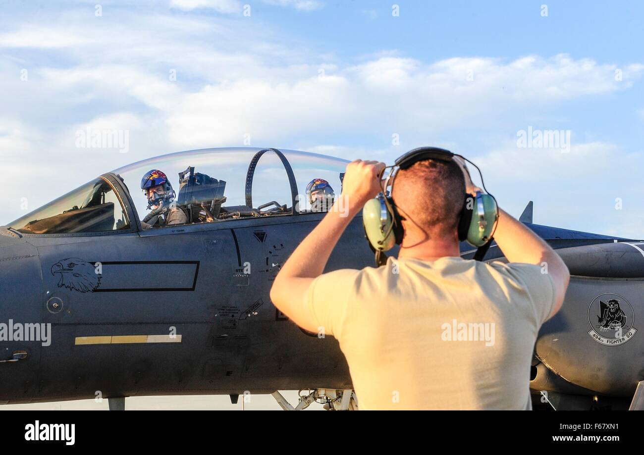 Incirlik Air Base, Adana, Turchia. Novembre 12, 2015. US Air Force F-15 Strike Eagle pilota da caccia segue le istruzioni di taxi poco dopo lo sbarco a Incirlik Air Base Novembre 12, 2015 a Adana, Turchia. Sei F-15Es dal 48th Fighter Wing distribuito come supporto di funzionamento inerenti a risolvere e contro-ISIL missioni in Iraq e la Siria. Foto Stock Incirlik Air Base, Adana, Turchia. Novembre 12, 2015. US Air Force F-15 Strike Eagle pilota da caccia segue le istruzioni di taxi poco dopo lo sbarco a Incirlik Air Base Novembre 12, 2015 a Adana, Turchia. Sei F-15Es dal 48th Fighter Wing distribuito come supporto di funzionamento inerenti a risolvere e contro-ISIL missioni in Iraq e la Siria. Foto Stock