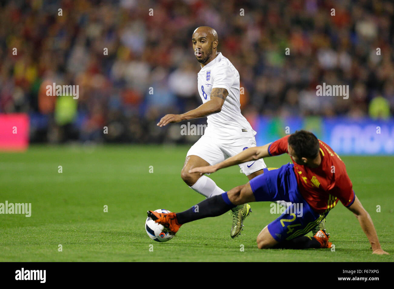 Estadio Jose Rico Perez, Alicante, Spagna. Xiii Nov, 2015. Amichevole internazionale. Spagna contro l'Inghilterra. L'Inghilterra del Fabian "Delph batte la sfida della Spagna Mario Gaspar Credito: Azione Sport Plus/Alamy Live News Foto Stock