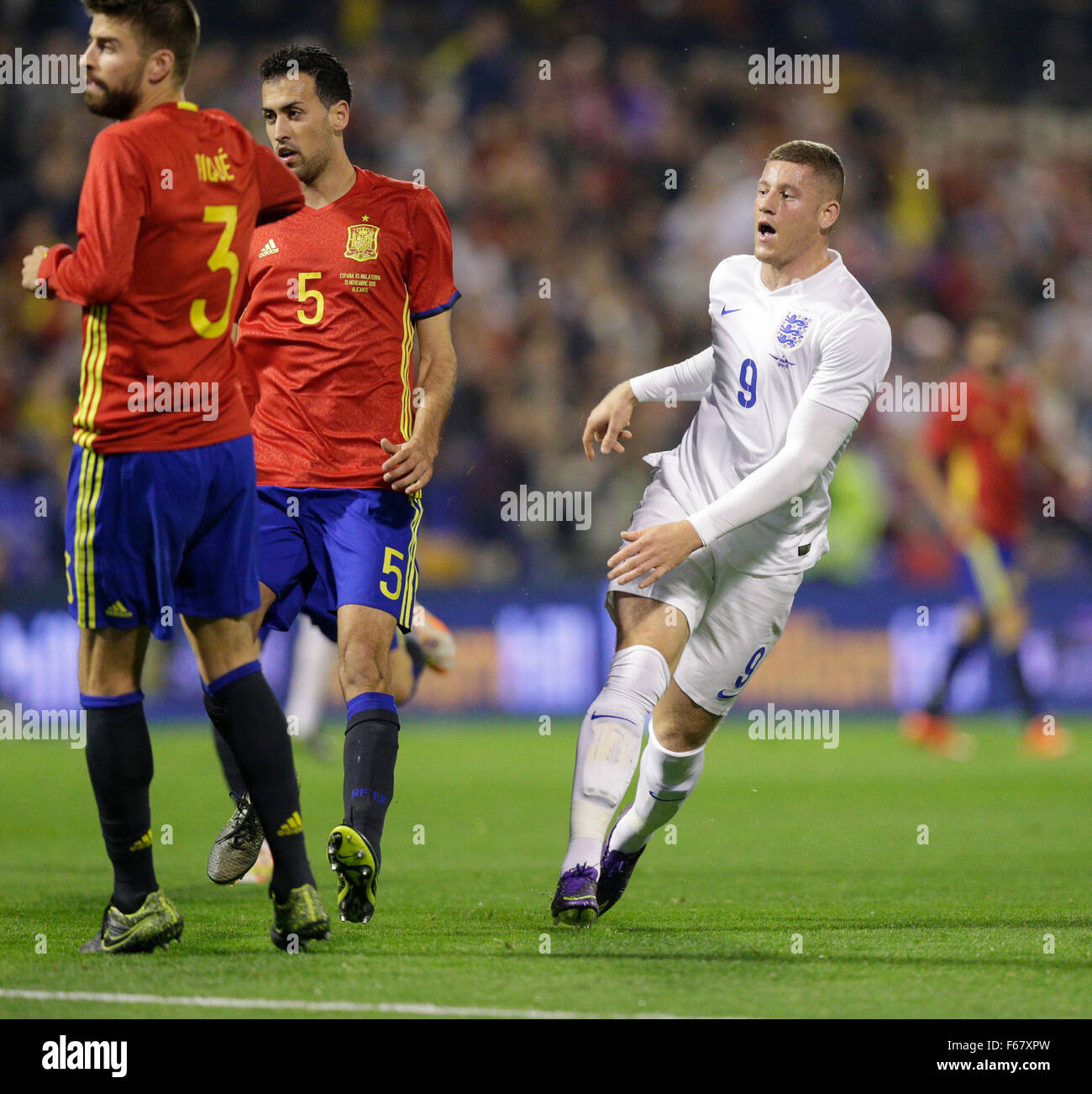 Estadio Jose Rico Perez, Alicante, Spagna. Xiii Nov, 2015. Amichevole internazionale. Spagna contro l'Inghilterra. L'Inghilterra del Ross Barkley guarda il suo colpo mancare il bersaglio Credito: Azione Sport Plus/Alamy Live News Foto Stock