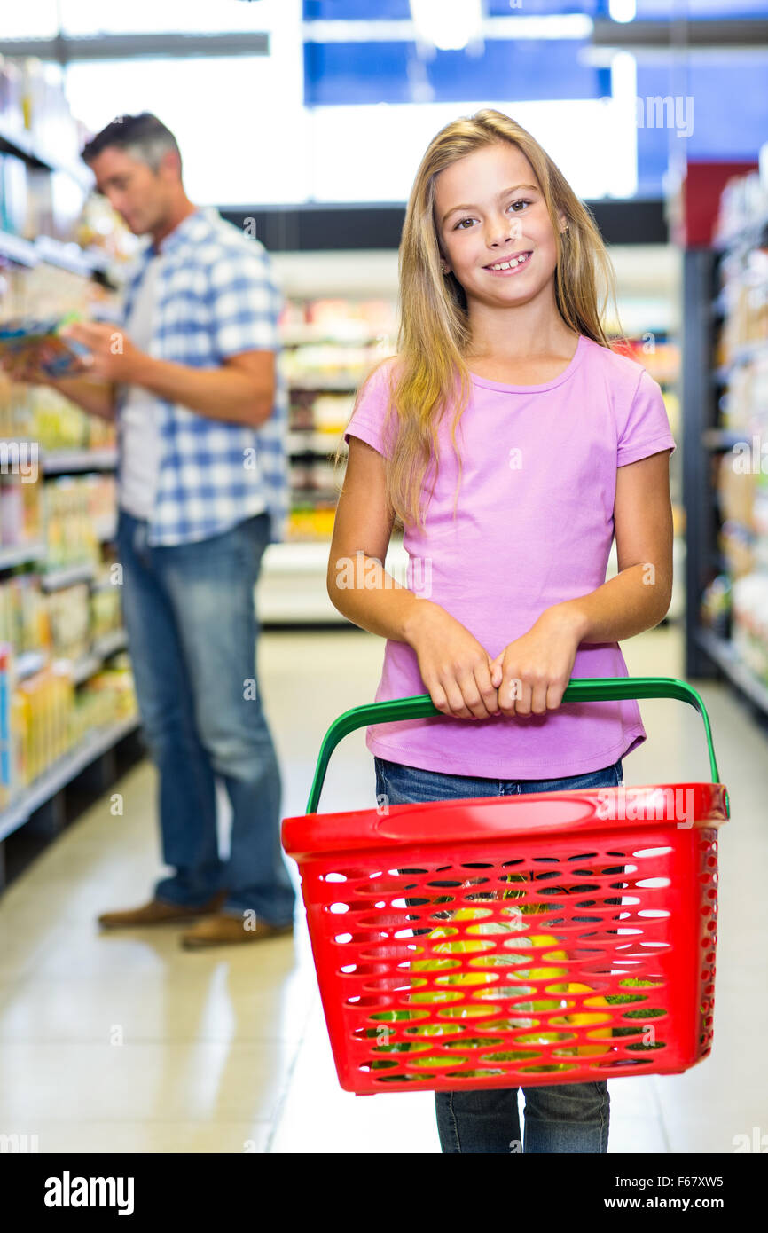 Bambino sorridente cestello di contenimento al supermercato Foto Stock