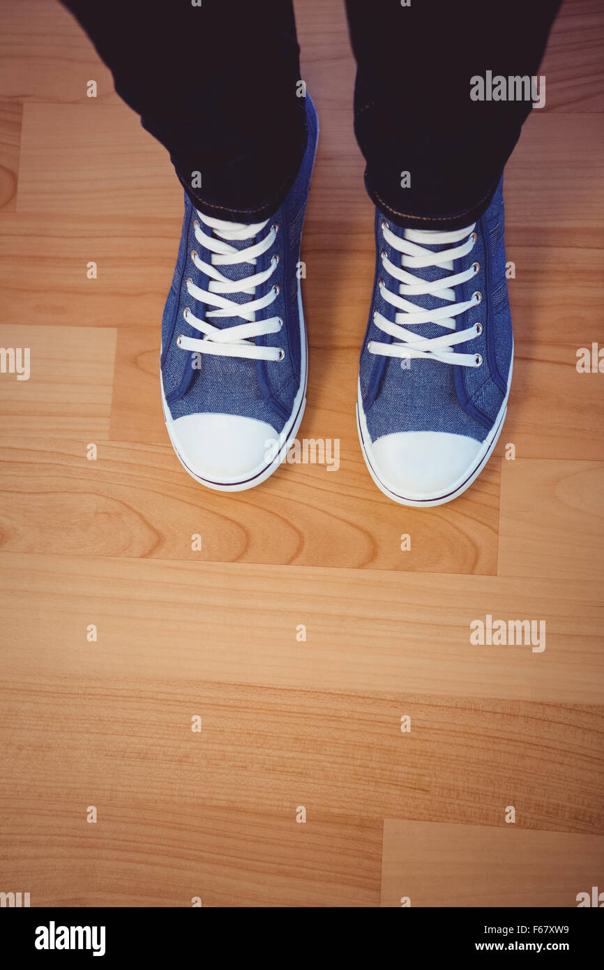 Immagine ritagliata della donna che indossa sneakers Foto Stock