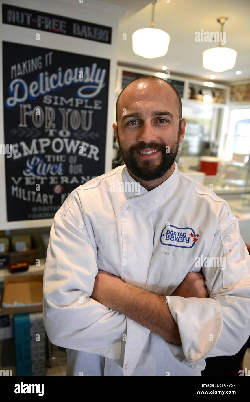 Il Veterano disabili Josh Tredinnick nel suo chef pasticcere uniforme al Dog Tag panificio Novembre 3, 2015 a Washington, DC. Il Dog Tag panificio aiuta a riabilitare i veterani invalidi mediante una formazione nella tecnica di cottura. Foto Stock