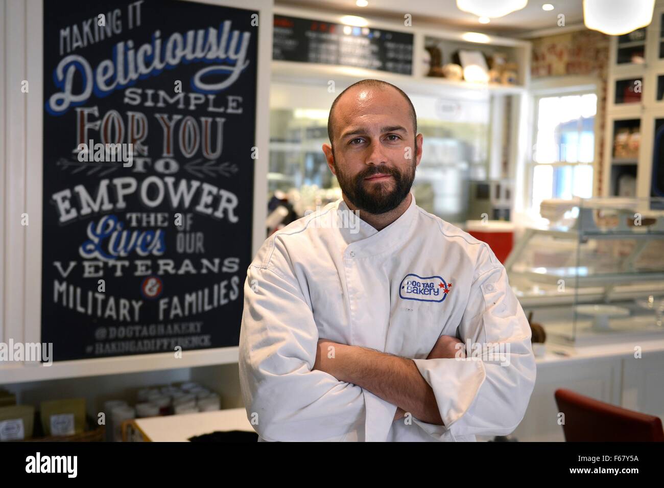 Il Veterano disabili Josh Tredinnick nel suo chef pasticcere uniforme al Dog Tag panificio Novembre 3, 2015 a Washington, DC. Il Dog Tag panificio aiuta a riabilitare i veterani invalidi mediante una formazione nella tecnica di cottura. Foto Stock