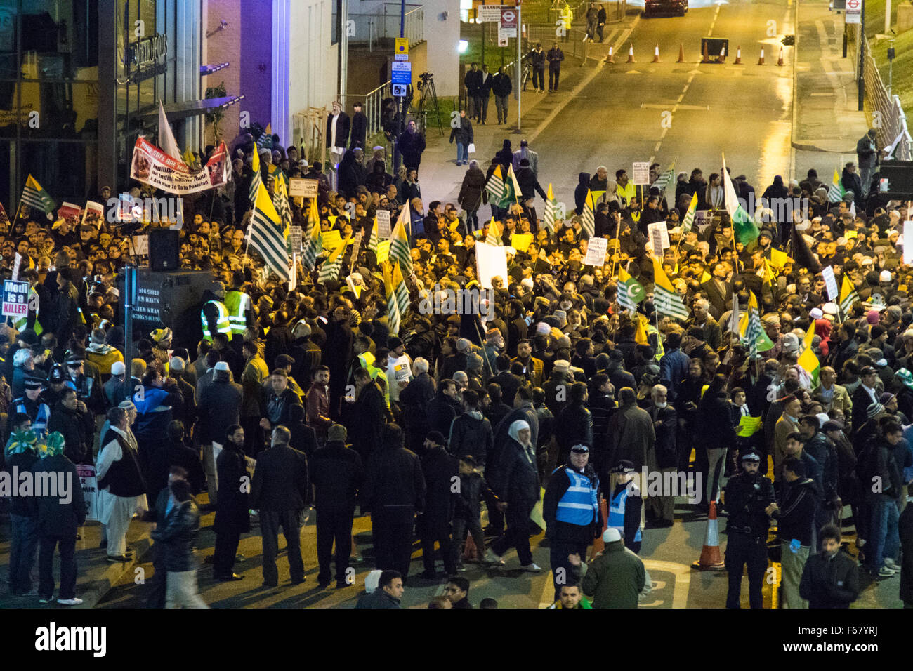 Wembley, Londra, Regno Unito. 13 Novembre, 2015. In mezzo alle alte misure di sicurezza, centinaia di manifestanti del Kashmir, supportato da George Galloway, dimostrare al di fuori lo stadio di Wembley davanti a un indirizzo a più di 60.000 Indian expats dal Primo Ministro Narendra Modi in un "Regno Unito si compiace Modi' reception. Modi, un indù e il suo partito BJP sono accusati di una vasta gamma di abusi dei diritti umani nei confronti di minoranze etniche e religiose in India. Nella foto: parte della folla di Kashmiris fuori dallo stadio. Credito: Paolo Davey/Alamy Live News Foto Stock