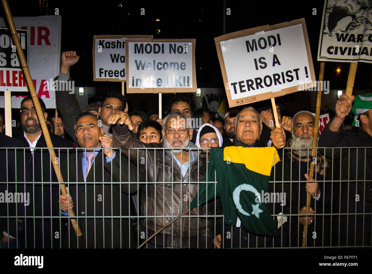 Wembley, Londra, Regno Unito. 13 Novembre, 2015. In mezzo alle alte misure di sicurezza, centinaia di manifestanti del Kashmir al di fuori lo stadio di Wembley dopo un indirizzo a più di 60.000 Indian expats dal Primo Ministro Narendra Modi in un "Regno Unito si compiace Modi' reception. Modi, un indù e il suo partito BJP sono accusati di una vasta gamma di abusi dei diritti umani nei confronti di minoranze etniche e religiose in India. Nella foto: contestatori del Kashmir sfogare la loro furia come Modi sostenitori lasciare lo stadio. Credito: Paolo Davey/Alamy Live News Foto Stock