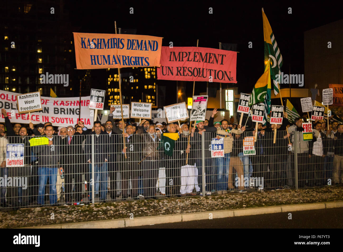 Wembley, Londra, Regno Unito. 13 Novembre, 2015. In mezzo alle alte misure di sicurezza, centinaia di manifestanti del Kashmir al di fuori lo stadio di Wembley dopo un indirizzo a più di 60.000 Indian expats dal Primo Ministro Narendra Modi in un "Regno Unito si compiace Modi' reception. Modi, un indù e il suo partito BJP sono accusati di una vasta gamma di abusi dei diritti umani nei confronti di minoranze etniche e religiose in India. Nella foto: contestatori del Kashmir sfogare la loro furia come Modi sostenitori lasciare lo stadio. Credito: Paolo Davey/Alamy Live News Foto Stock