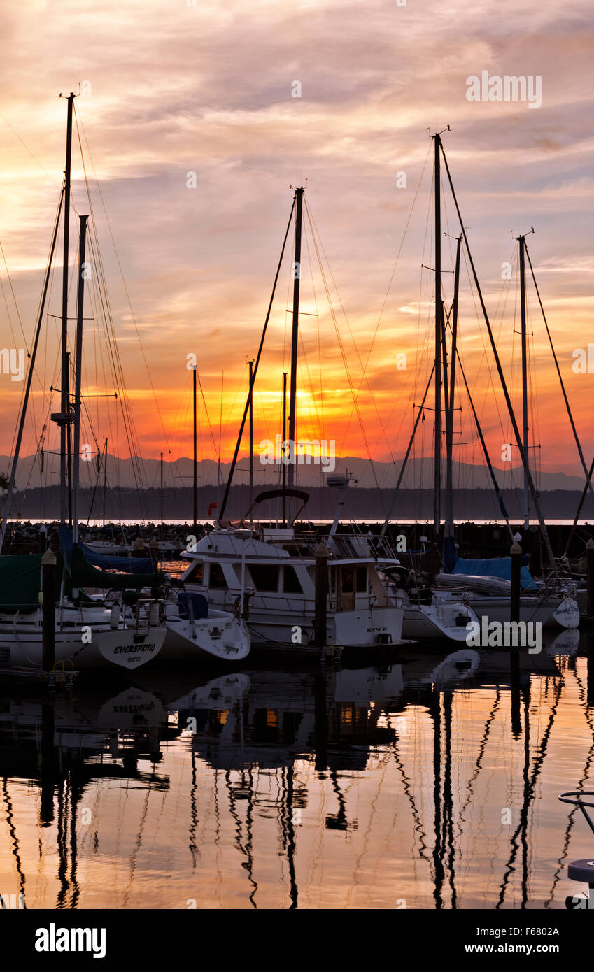 WA10985-00...WASHINGTON - tramonto dietro le montagne olimpiche dalla Edmonds Marina. Foto Stock