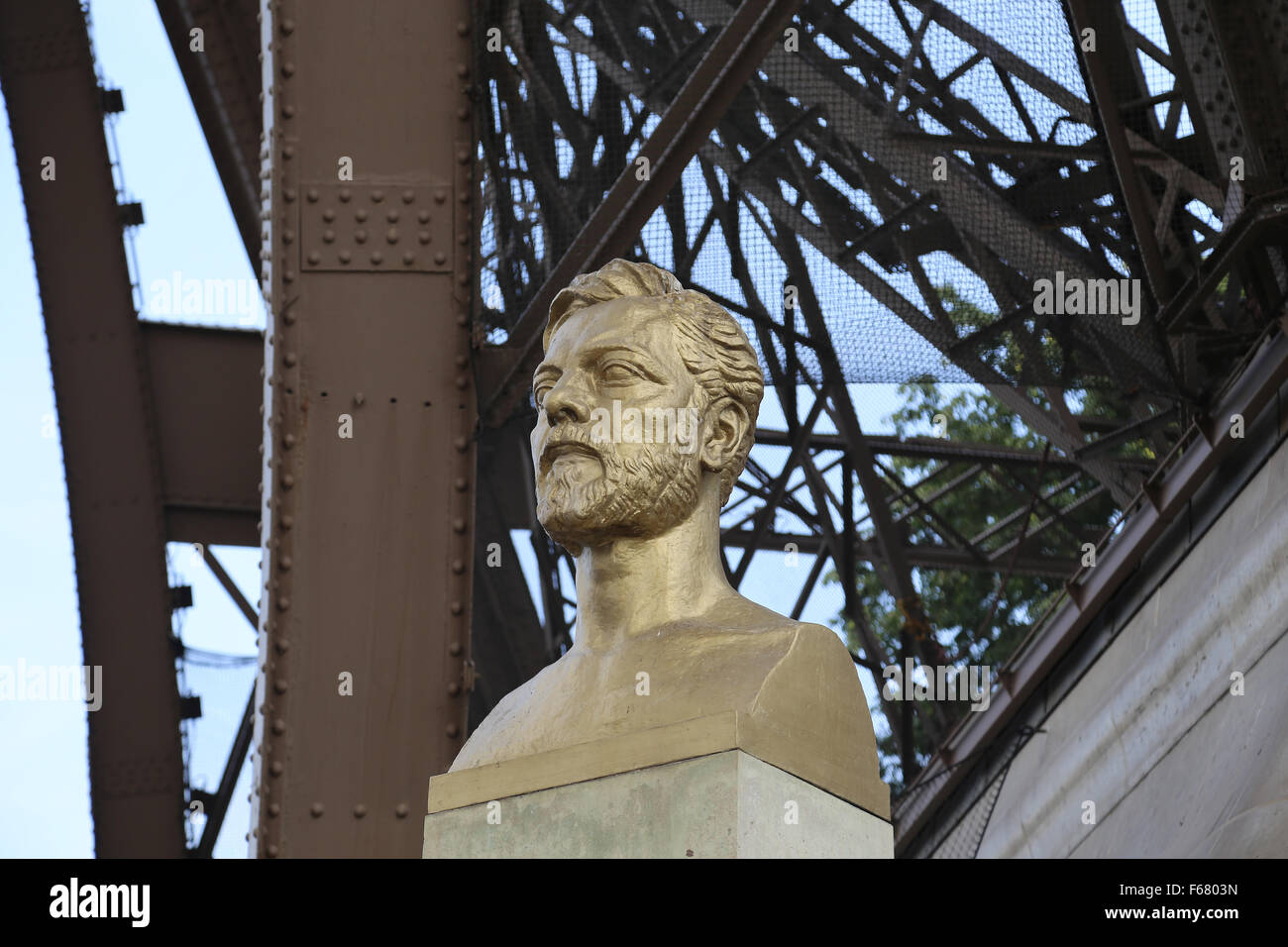 Gustave Eiffel (1832-1923). Il francese civile ingegnere e architetto. Busto sotto la Torre Eiffel. Scolpito da Emile Antoine Bourdell Foto Stock