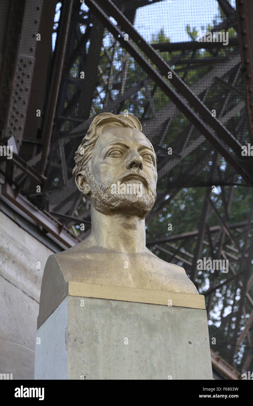 Gustave Eiffel (1832-1923). Il francese civile ingegnere e architetto. Busto sotto la Torre Eiffel. Scolpito da Emile Antoine Bourdell Foto Stock