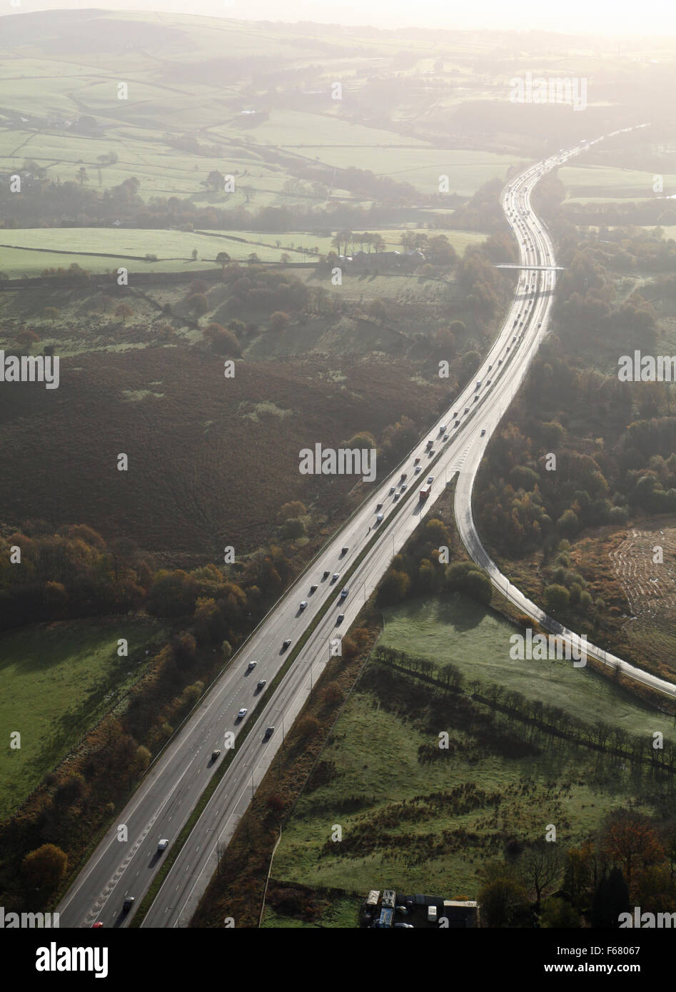 Vista aerea di una strada a doppia carreggiata stradale principale nel sole, REGNO UNITO Foto Stock