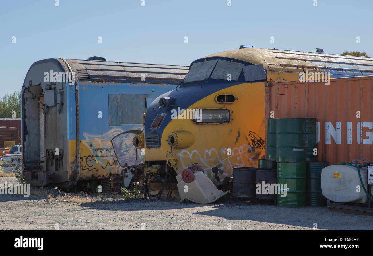 Un vecchio guscio in disuso della locomotiva Northlander seduta in North Bay Ontario Foto Stock