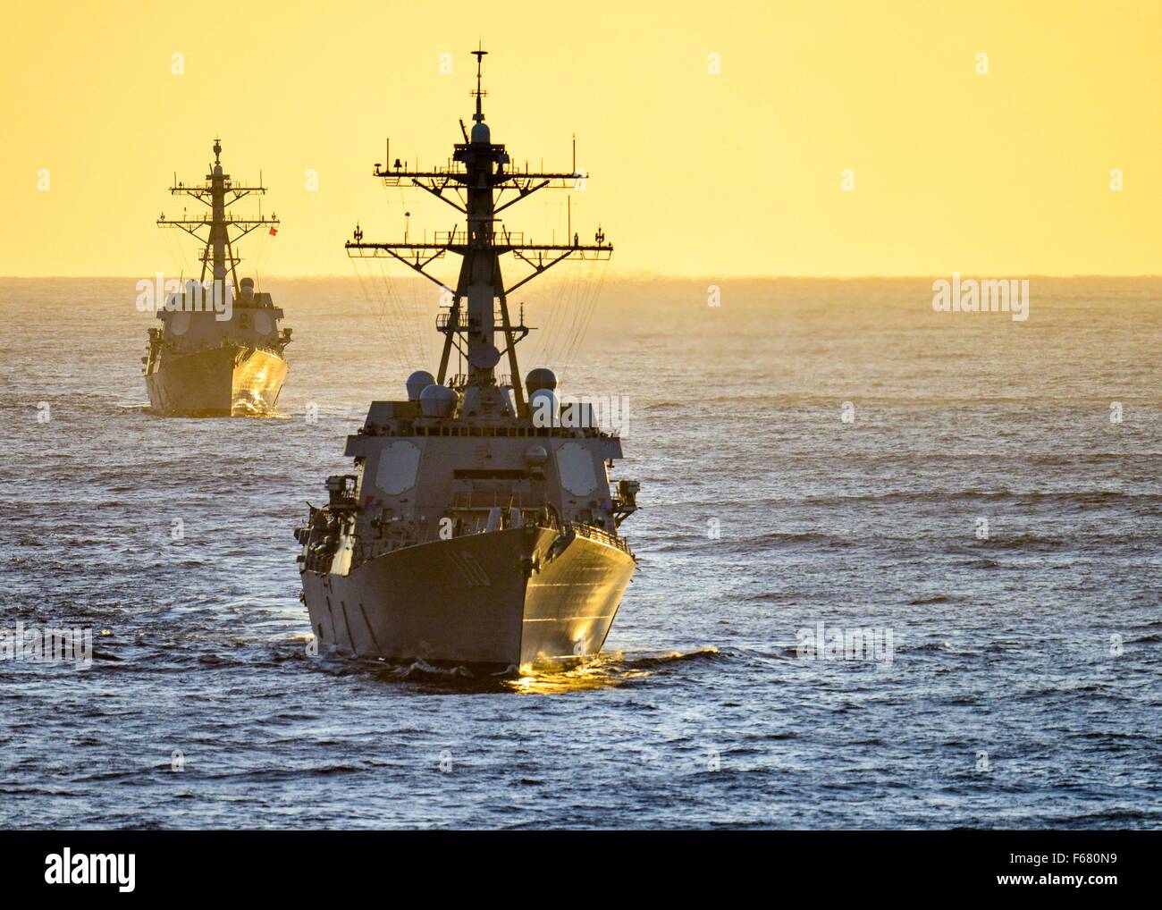 Gli Stati Uniti Navy Arleigh Burke-class guidato-missile destroyer USS Chung-Hoon vapore in formazione con la USS William Lawrence durante le operazioni Novembre 11, 2012 nell'Oceano Pacifico. Foto Stock