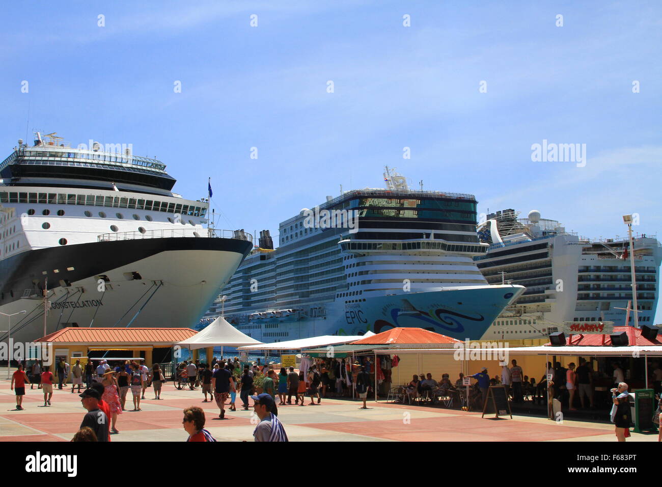 Tre navi da crociera nel Dott. A. C. Wathey Cruise Port, St Martin o St Maarten, dei Caraibi Foto Stock