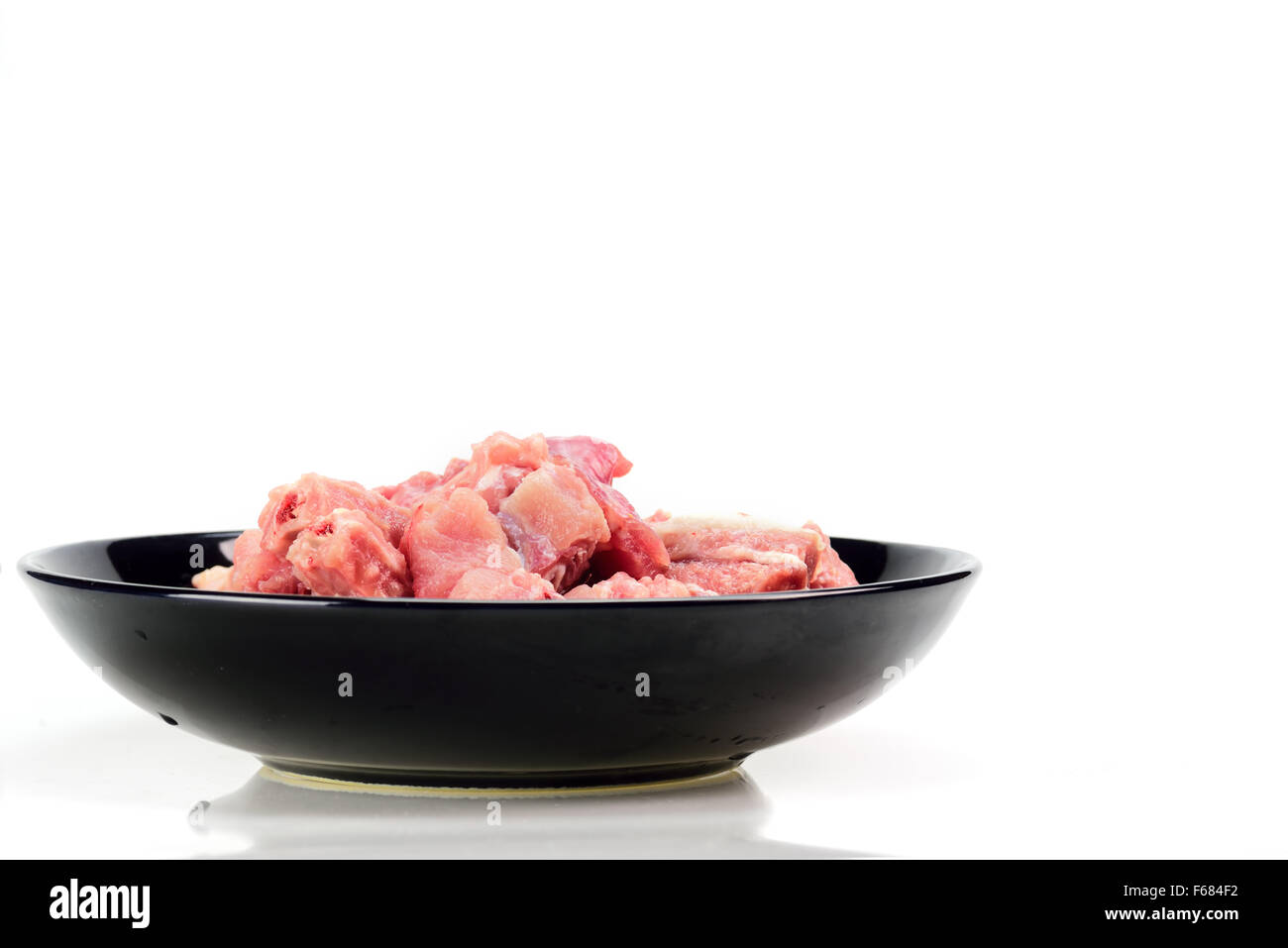 Cumulo di carne di maiale cruda ossa sulla piastra Foto Stock