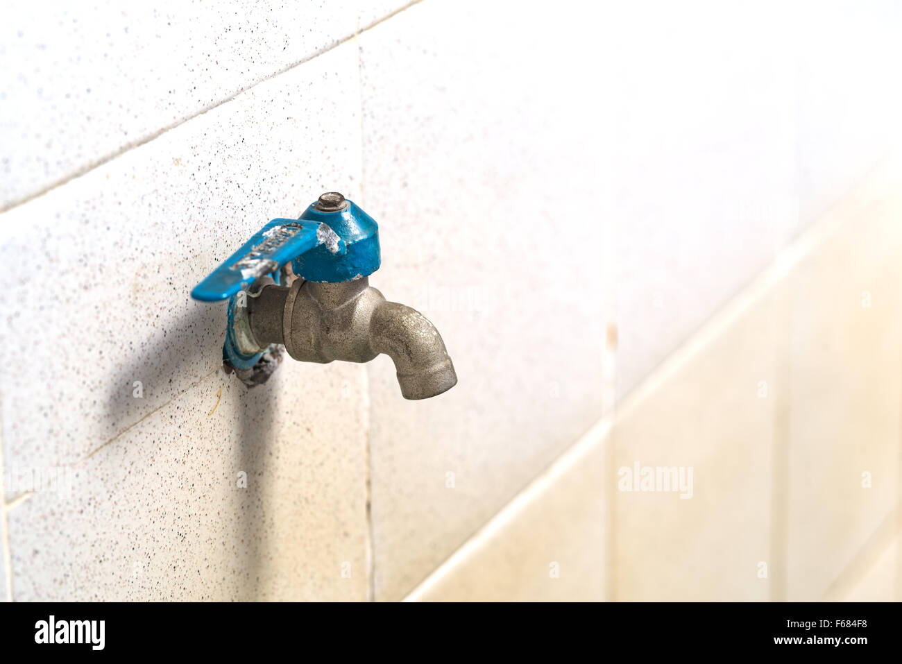 Il vecchio rubinetto sulla parete di cemento, salvare il concetto di acqua Foto Stock