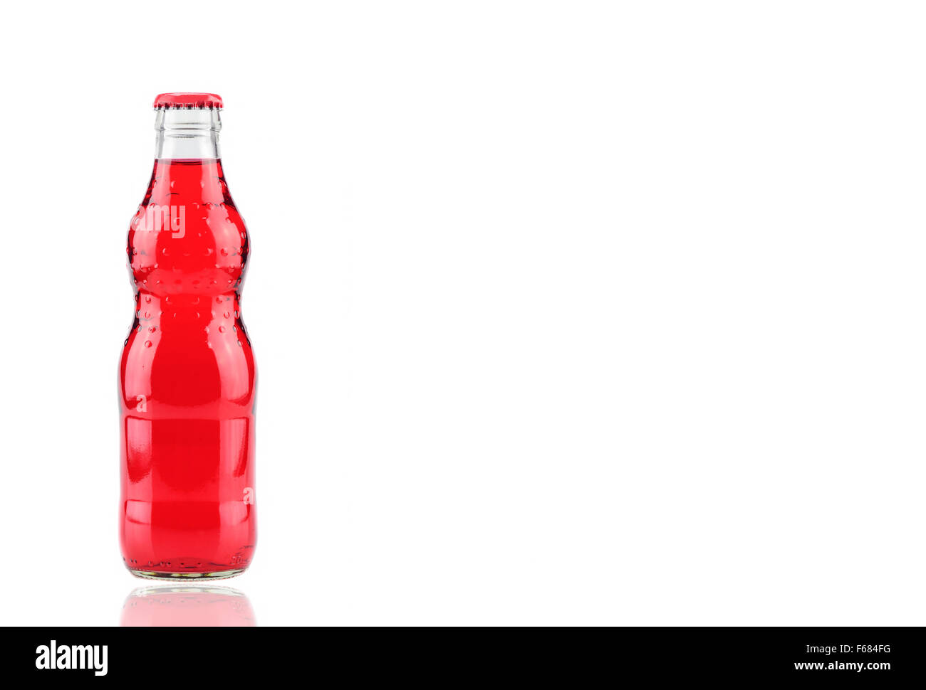 Bottiglia di fragola Fanta (coca cola) vetro soda isolato su sfondo bianco Foto Stock