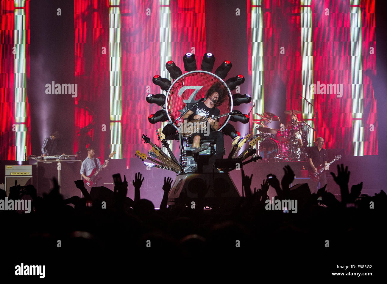 Bologna, Italia. 13 novembre, 2015. Foo Fighters eseguire live a unipo arena credito: Roberto finizio/ alamy live news Foto Stock