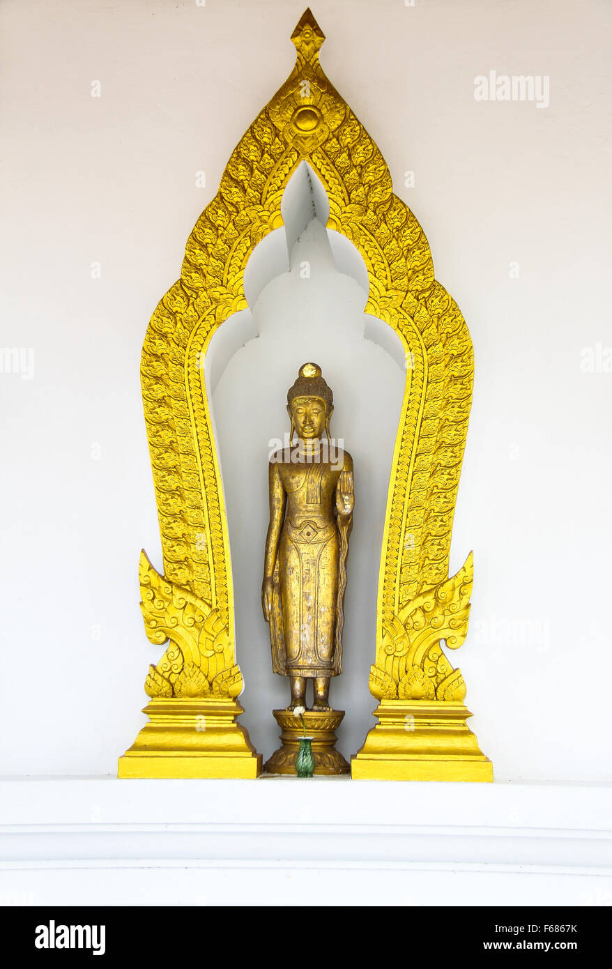 Statua di Buddha nel telaio dell'Arco - Surat Thani, Thailandia Foto Stock