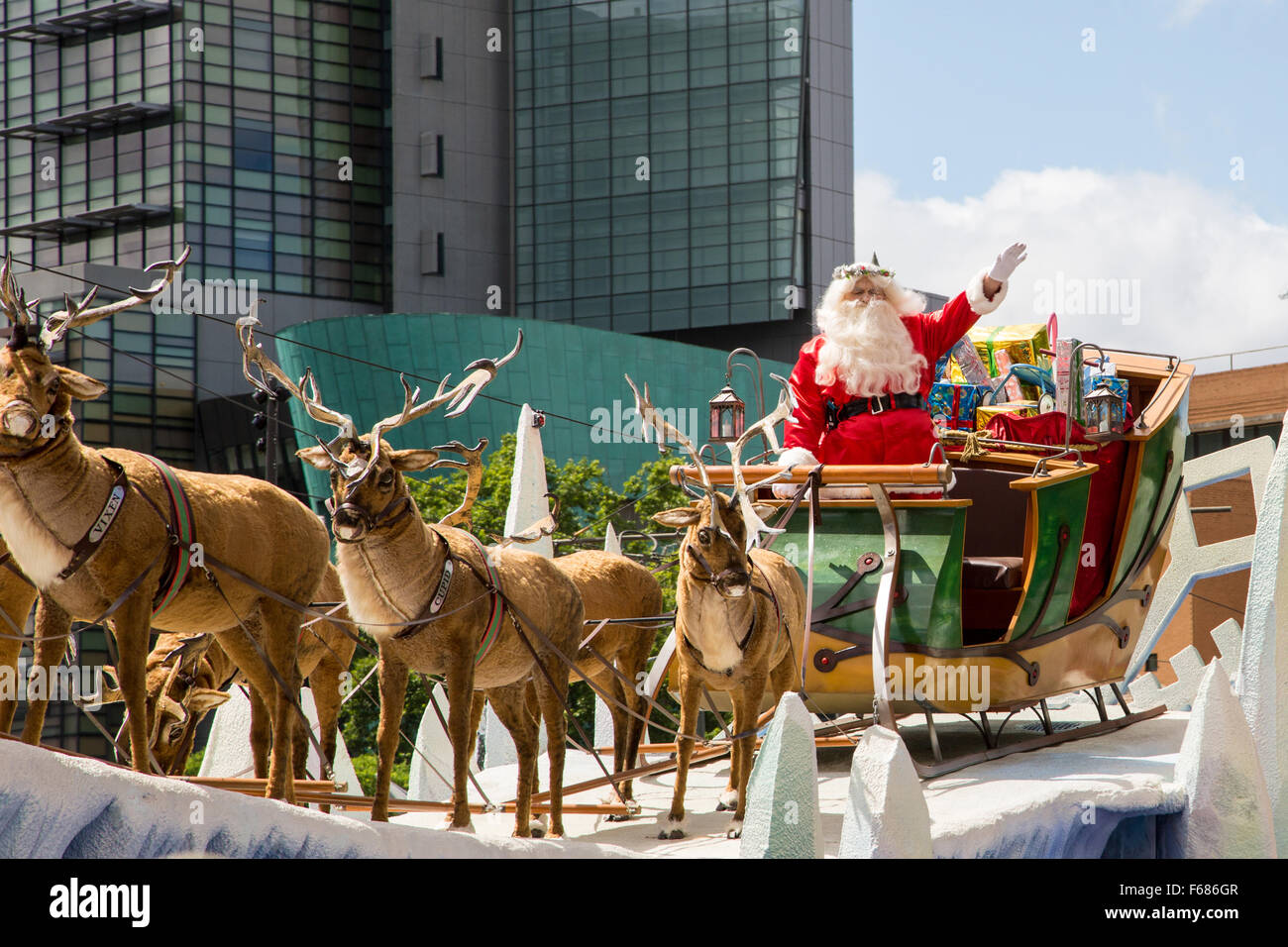 Adelaide Australia 14 novembre 2015. La folla plaude come il Natale del Padre passa vicino nel Pageant di Natale annuale. La pageante attira folle fino a 300.000 persone e si spinge all'inizio della stagione natalizia. Foto Stock