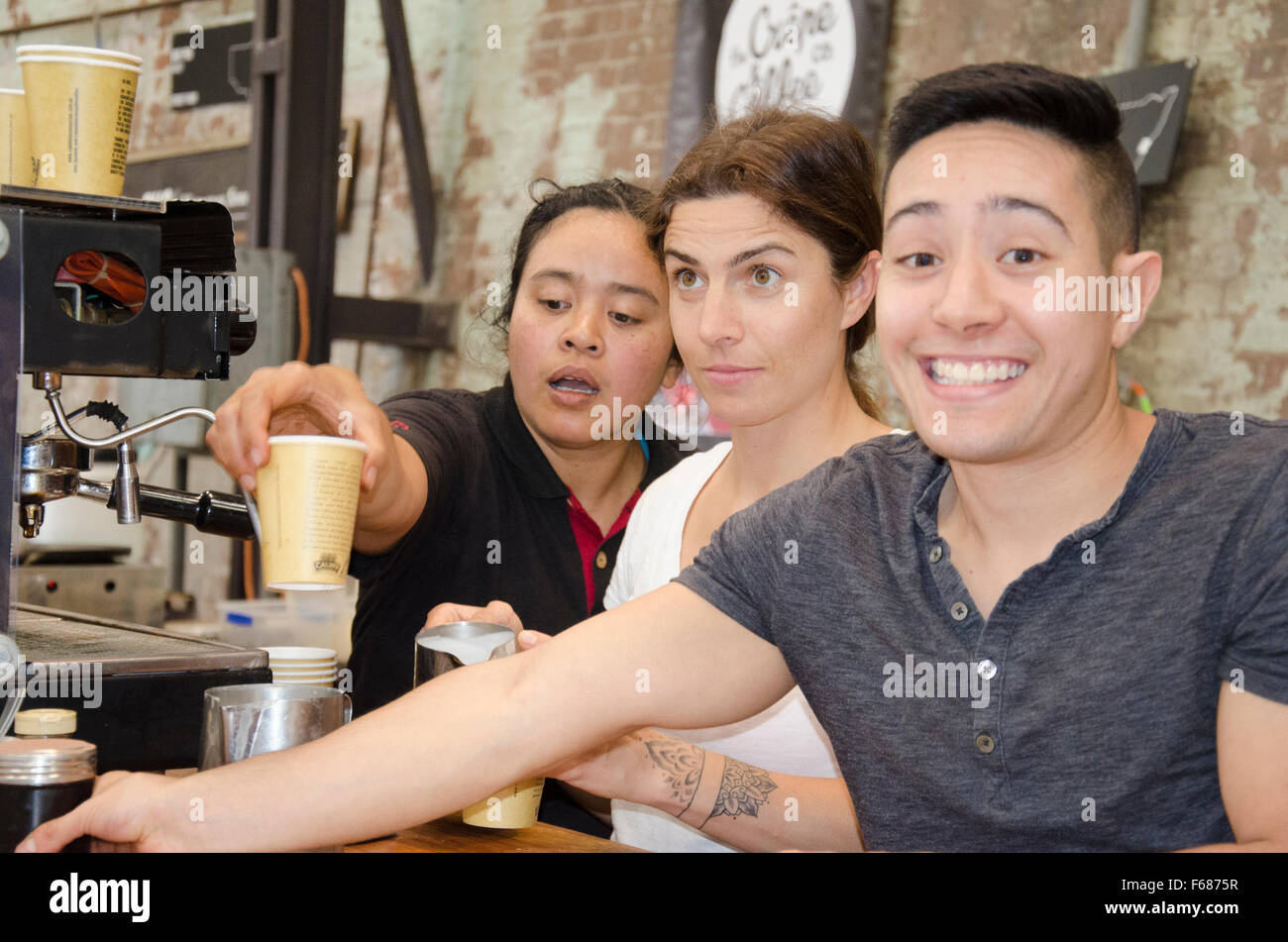Felice barista che serve caffè in un mercato di Sydney Foto Stock