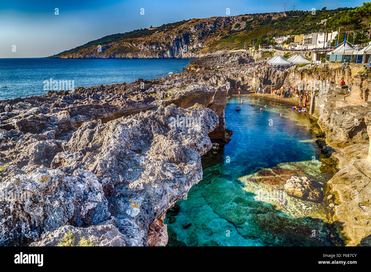 Incredibile piscina naturale circondato solo dal mare Adriatico o dalle grotte in Italia, Marina Serra Tricase, Lecce, Puglia Foto Stock