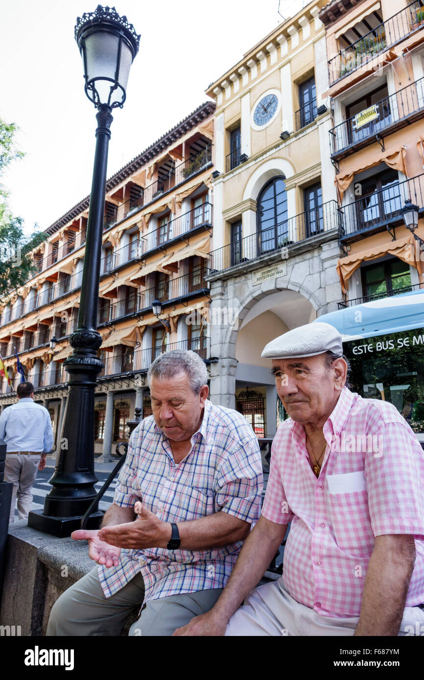 Toledo Spagna,Europa,spagnolo,ispanico Plaza de Zocodover,centro storico,uomo ispanico uomini maschio,amici,anziani cittadini,seduta,parlare, Foto Stock