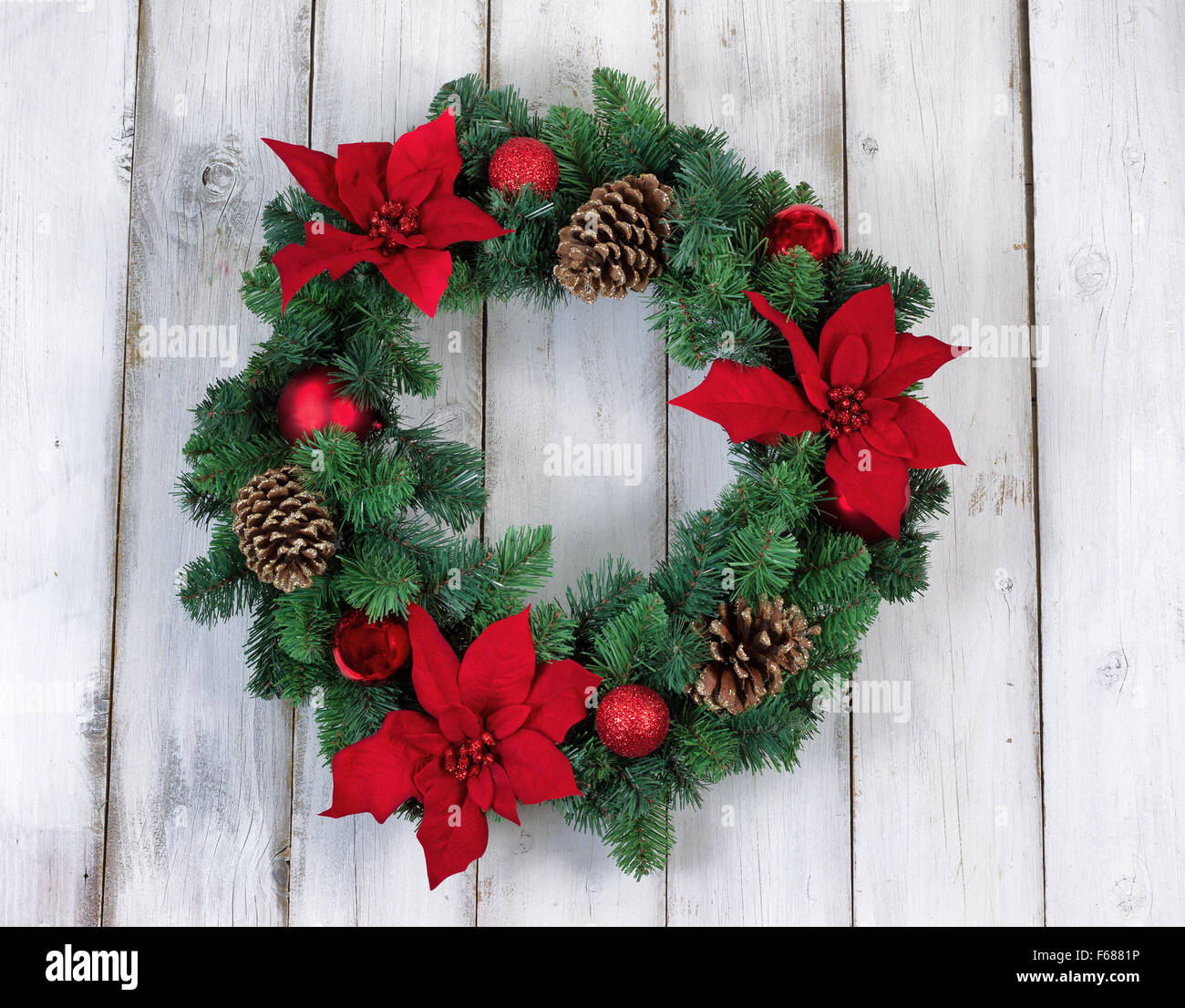 Poinsettia flower ghirlanda di Natale su rustiche in legno bianco. Foto Stock