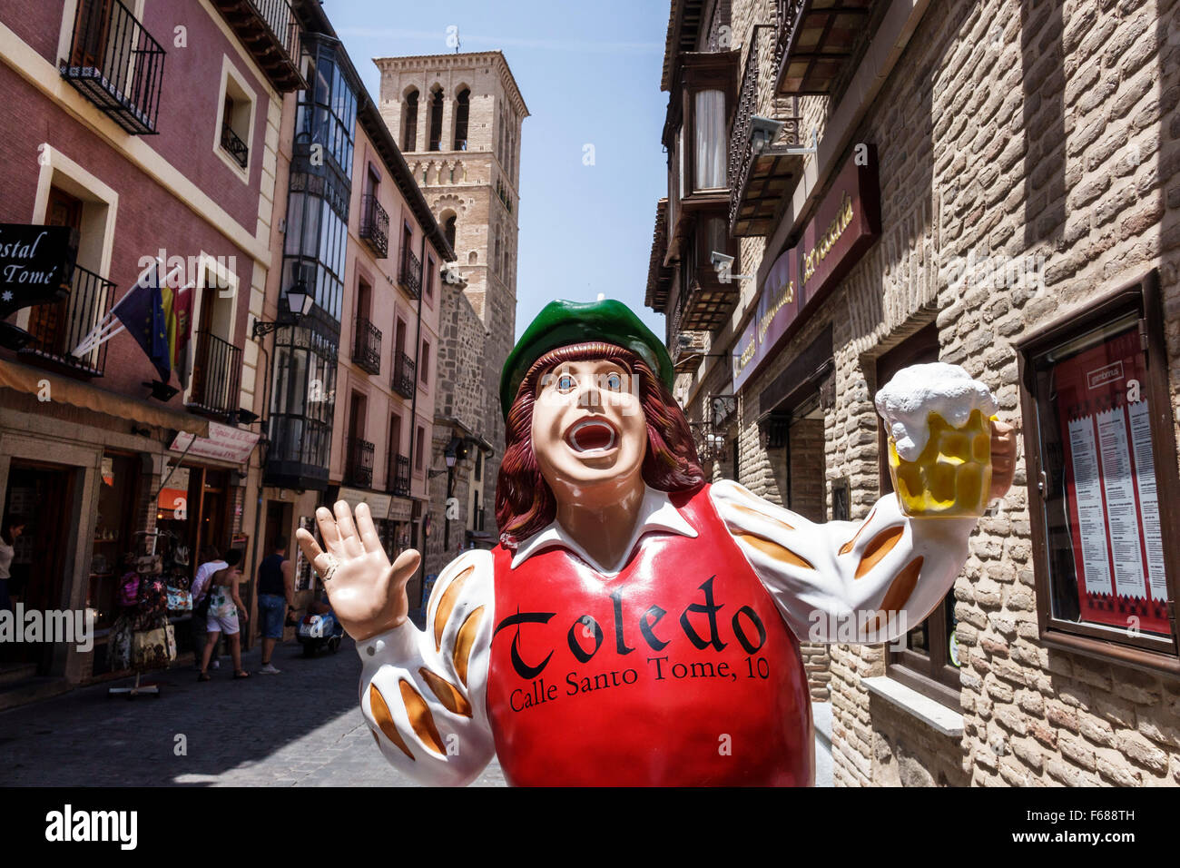 Toledo Spagna,Europa,spagnolo,ispanico Calle Santo Tomé,statua promozionale,annuncio,pubblicità,Cerveceria Gambrinus,bar lounge pub,ale house,umorismo,humorous,h Foto Stock