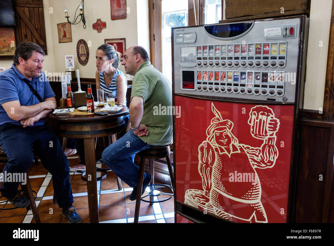 Toledo Spagna,Europa,spagnolo,ispanica Cerveceria Gambrinus,bar lounge pub,ristorante ristoranti ristorazione cafe cafe',interno,ispanico man me Foto Stock