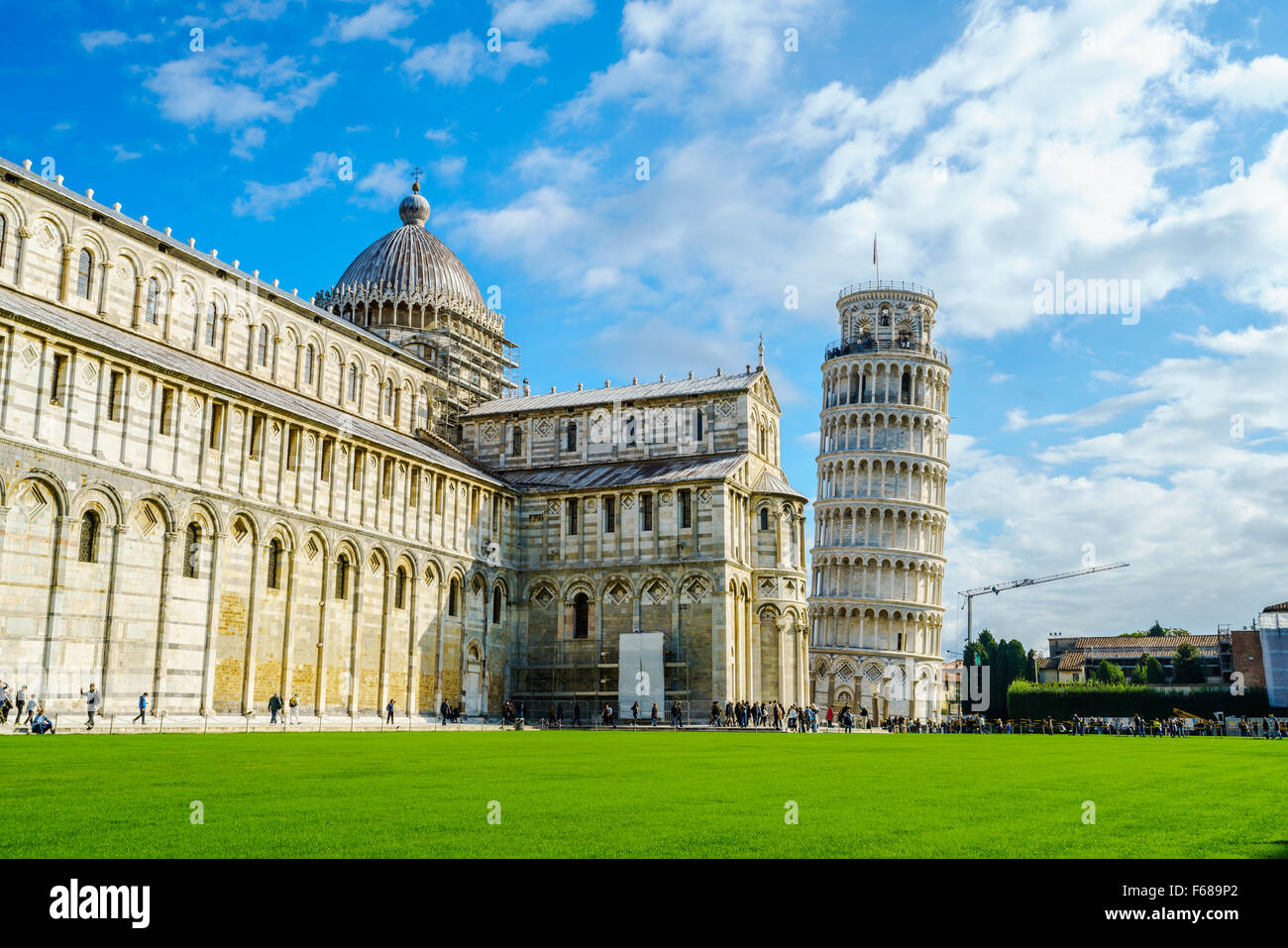 Pisa, Italia - 19 Ottobre 2015 : la folla di turisti di visitare la Cattedrale di Pisa e la Torre Pendente di Pisa il 19 ottobre 2015. Foto Stock