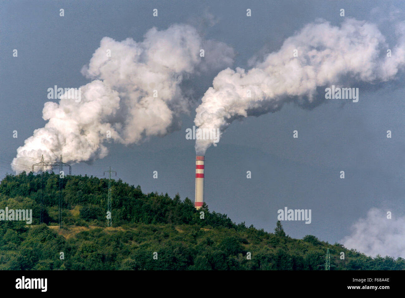 Fumo di camino, centrale termica, Pocerady, Boemia settentrionale, Repubblica Ceca industria energetica cambiare le emissioni climatiche Foto Stock