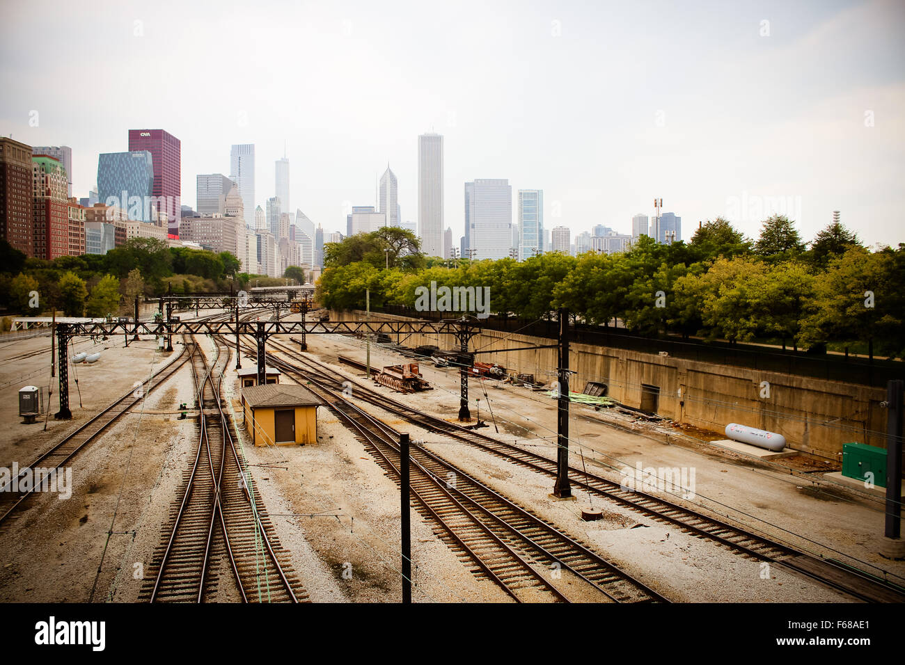 Treno vuoto le tracce in Chicago, IL con lo skyline della città Foto Stock