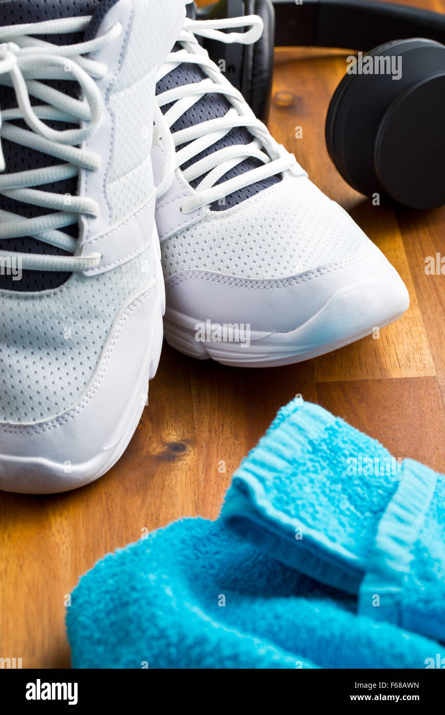 Il concetto di sport. cuffie, scarpe e asciugamano Foto Stock