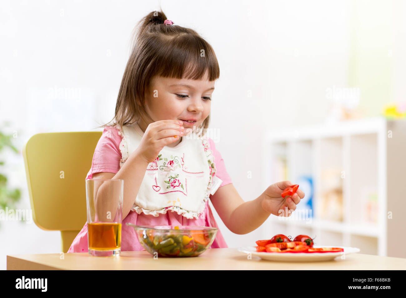 Bambino mangia il cibo sano a scuola o a casa Foto Stock