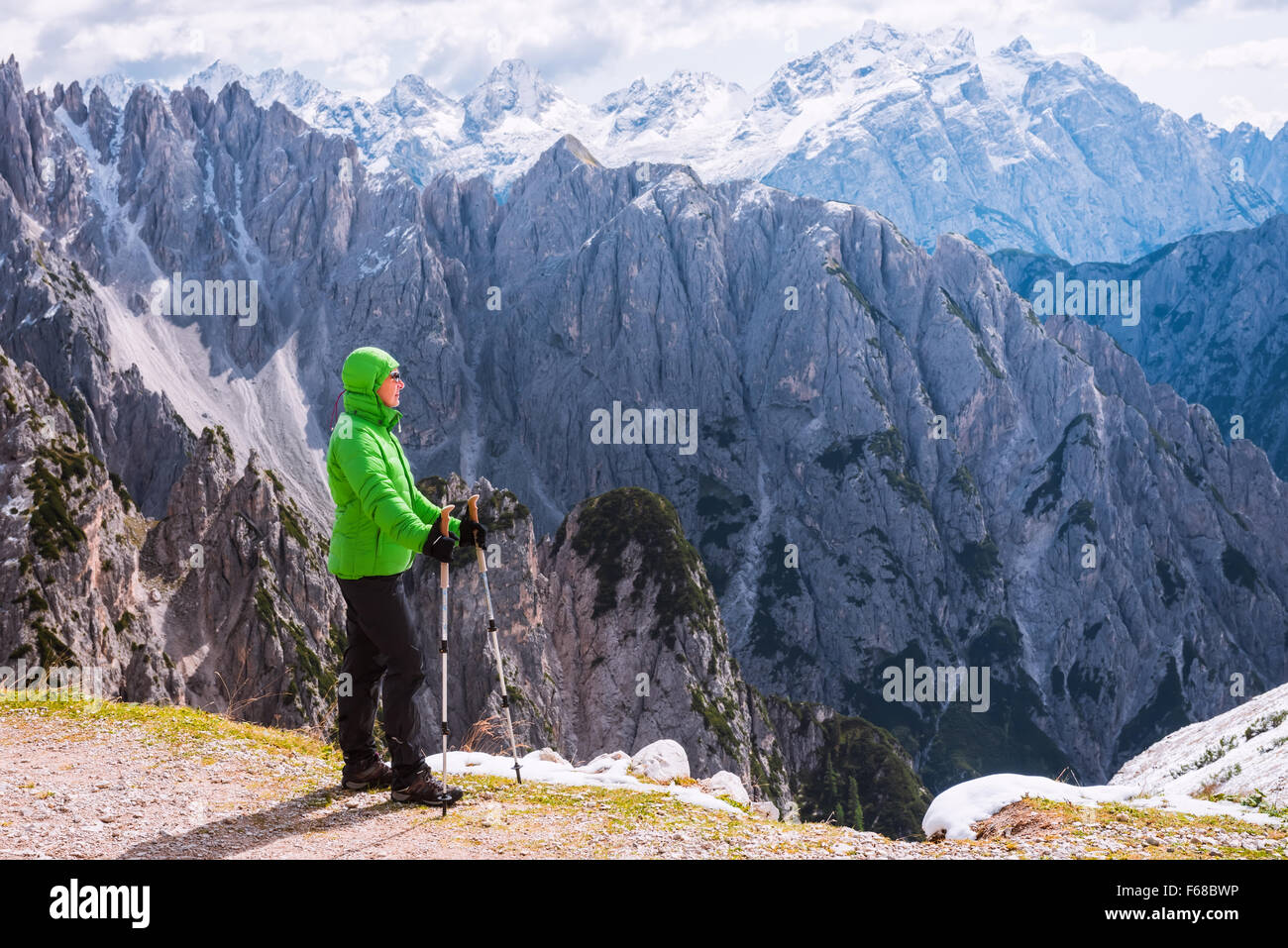 Escursionista femmina in montagna Foto Stock