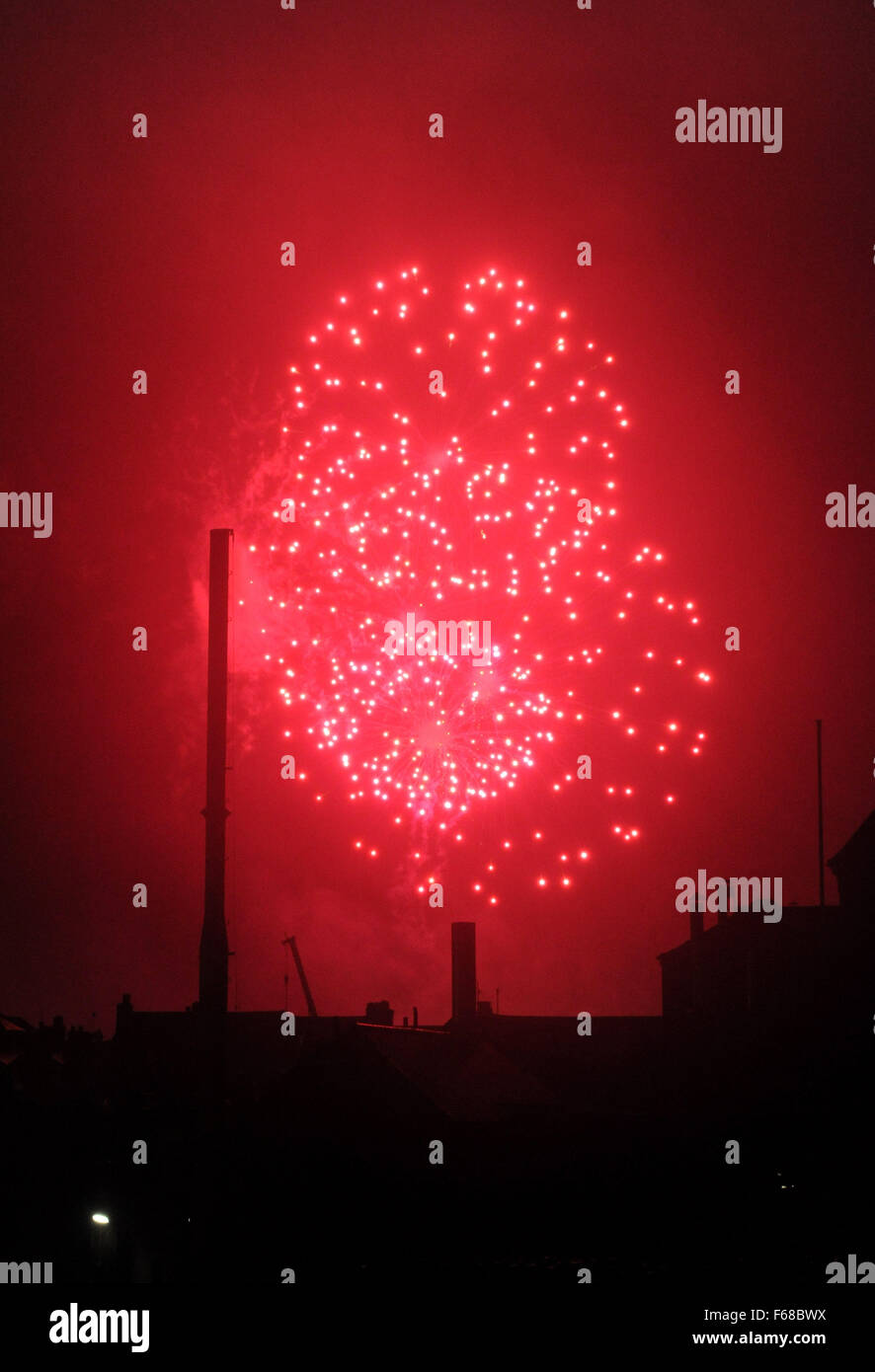 Fuochi d'artificio esplodere sopra birrificio Harveys a Lewes falò 2015 celebrazioni di questa sera Foto Stock