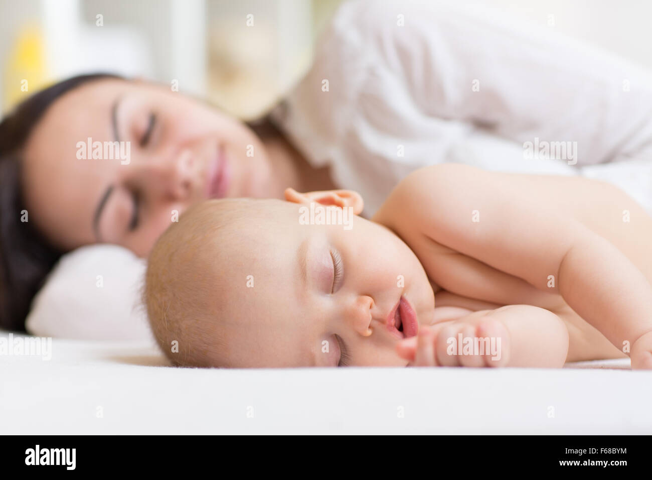 Donna e bambino rilassante in una camera bianca. Foto Stock